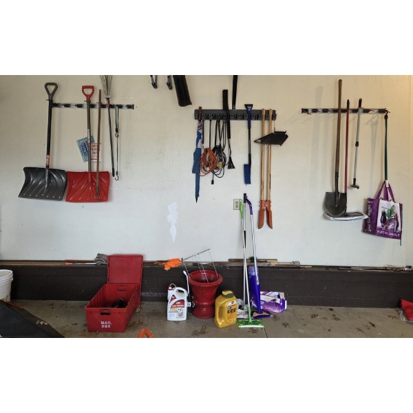 Louisville Home Pickup - Massive Assortment Of Garden & Select Tools - Just Look At the Pictures
