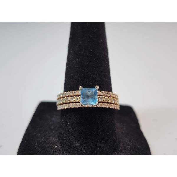 Incredible 14K Gold Ring with Diamonds and Aquamarine Center-Stone - Size 7.5 - TW: 4.1g