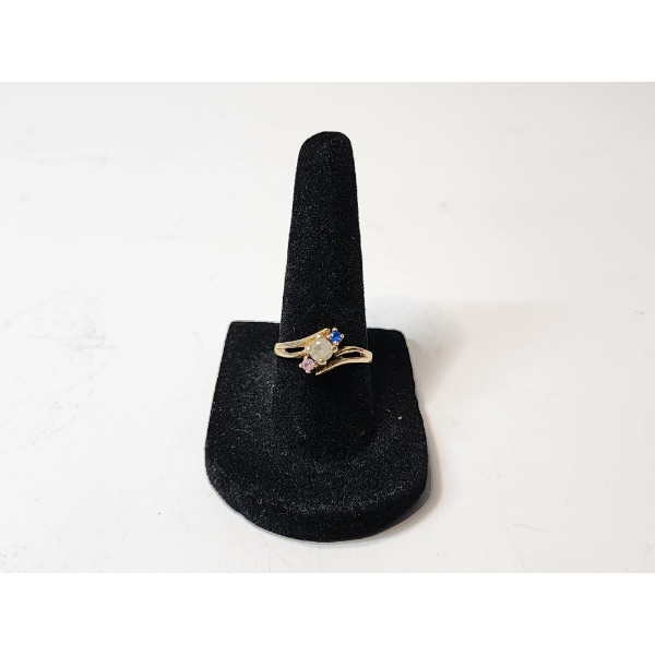 Stunning 10K Gold Ring with 3 Stones - Size 7.5 - Total Weight: 2.0g
