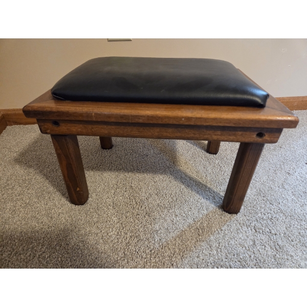 Louisville Home Pickup - Wooden Padded Foot Stool - 16 x 10 - See Pics - Exc Condition

NOTE:  All i
