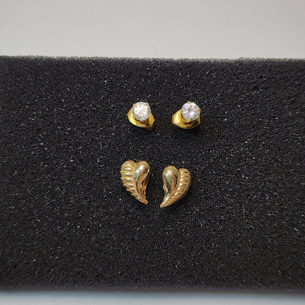 Two Pairs of 14K Gold Earrings: Clear Stone Stud & Heart-Shaped - Total Weight: 1.3g