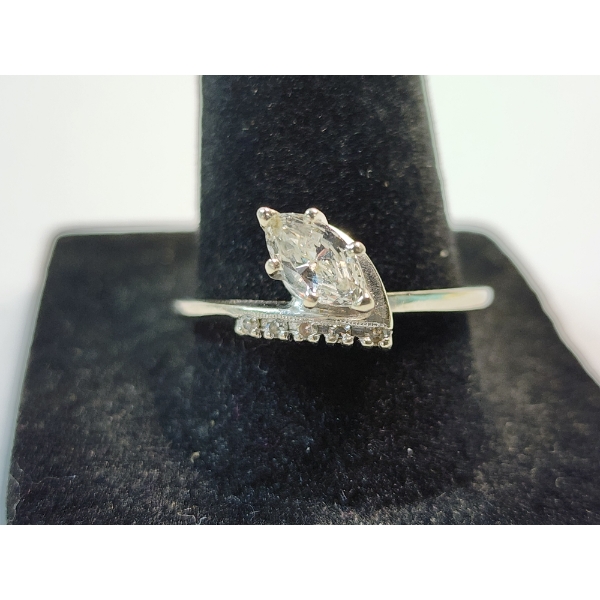 Stunning 14K White Gold Ring with Diamonds - Size 9 - Total Weight 3.0g
