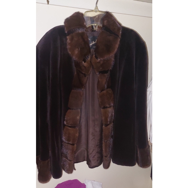Ladies 3/4 Fur Jacket In Fine Condition - Est 1X Plus Size