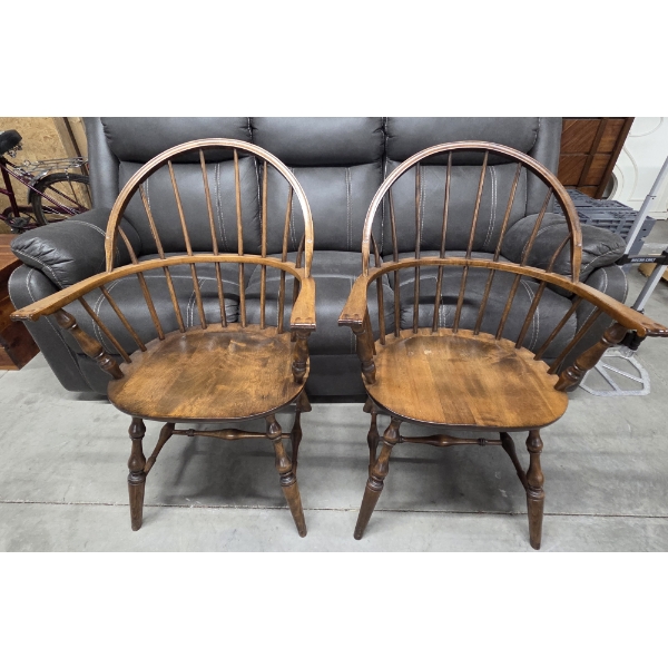 Beautiful Pair Of Vintage 2' x 3' 1'' Walnut Bow-Back Windsor Arm Chairs In Fabulous Condition 