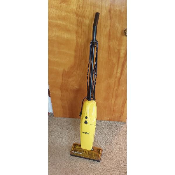 Eureka Upright Floor Sweeper / Vacuum In Nice Working Condition As Shown