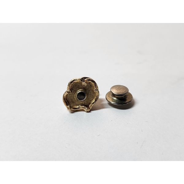 Gorgeous 14K Yellow Gold Pin with Black Center Stone - Pin Weight: 2.2g