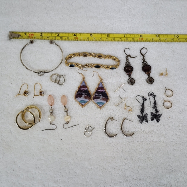 Lot of Assorted Fashion Costume Jewelry 