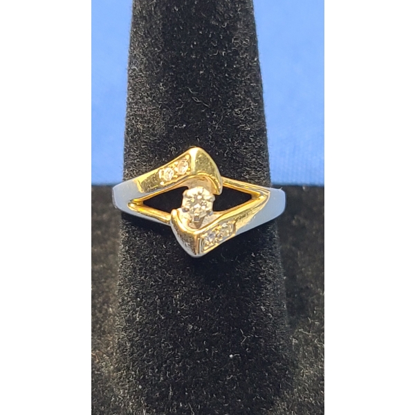 Women's 14K Gold Ring With Diamonds - Size: 6 - Weight: 3.2g