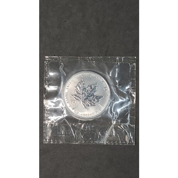  2000 $5 1 Troy Ounce 99.99% Pure Silver Canadian Maple Leaf Coin Featuring Year Of The Dragon Privy