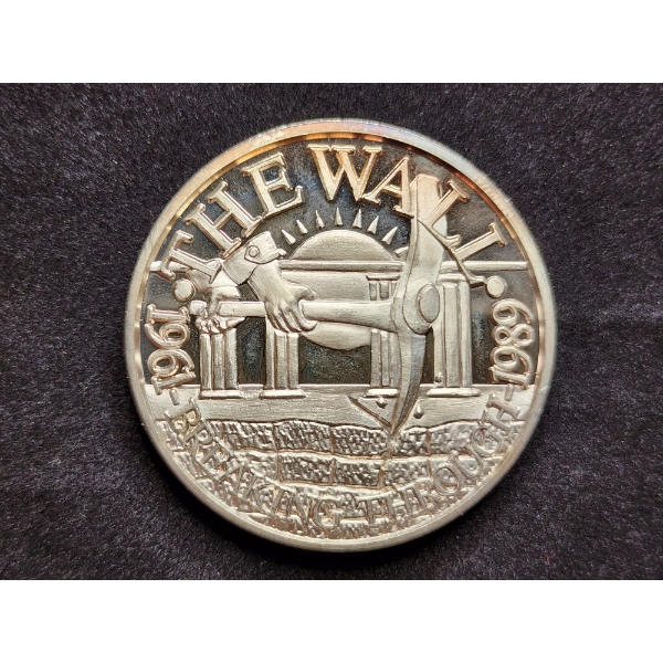 1989 Berlin West/East Germany 3 Oz Fine Silver Breaking Through the Wall Round Bullion