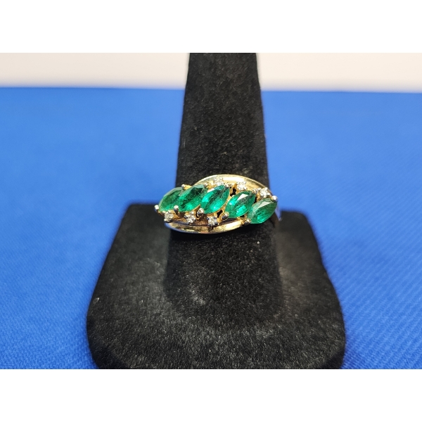 Beautiful 14K Gold Ring with Emerald-Colored Stones - Size 7.5 - 3.3g