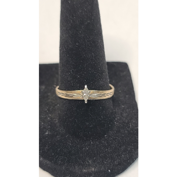10K Two-Tone Gold Band Featuring Diamond Accent & Engraved Leaf - Size 8 - Weight: 1.5g
