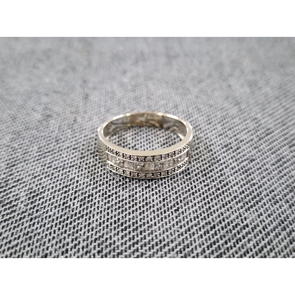 Stunning 14K White Gold Ring Featuring Some Small Diamonds ~ Weighing 3.7 Grams ~ Size 10