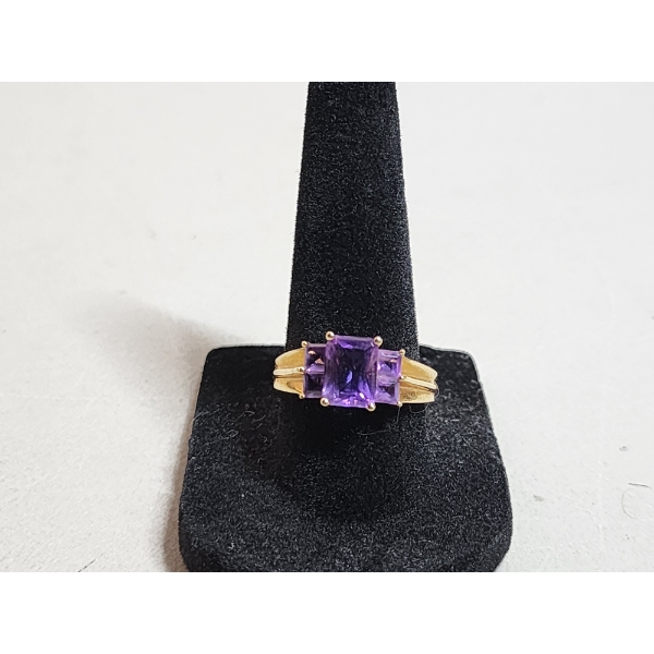 14K Gold Ring with Amethyst-Color Stones - Size 8.5 - Total Weight 3.2g