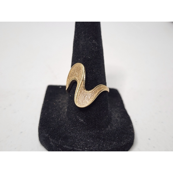 10K Yellow Gold Statement Wave Ring - Size 8 - Total Weight: 3.2g