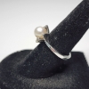 Image 2 : Stunning 10K White Gold Pearl Ring - Size 5.5 - Total Weight: 3.0g