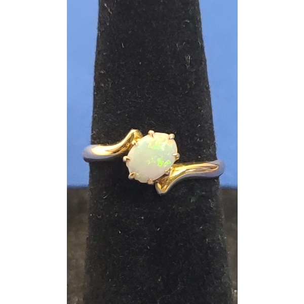 10K Gold Ring With Opal - Size 5 - Total Weight: 1.4g