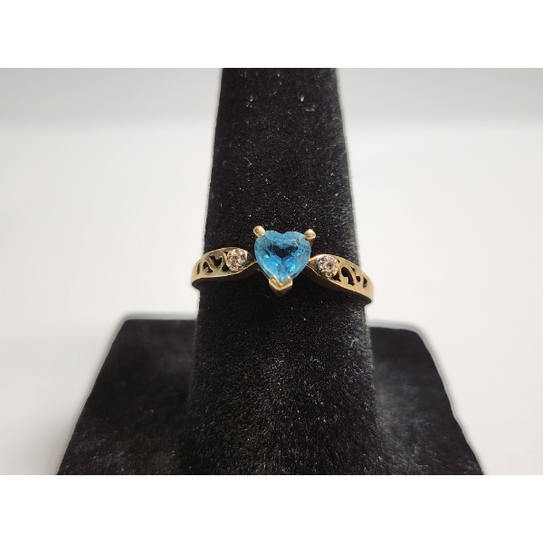 10K Yellow Gold Ring with Beautiful Blue Heart Stone Size 6.5 TW: 1.3g