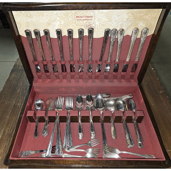 Set of Silverplate Silverware in Wooden Box - 2,849 Grams Total Weight