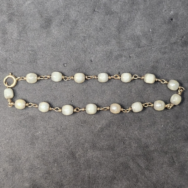 14k Gold and Mother of Pearl Bracelet - 4.6g TW