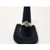 Image 2 : 10K Gold Ring with Emerald-Colored Stones - Size 7 - 2.3g