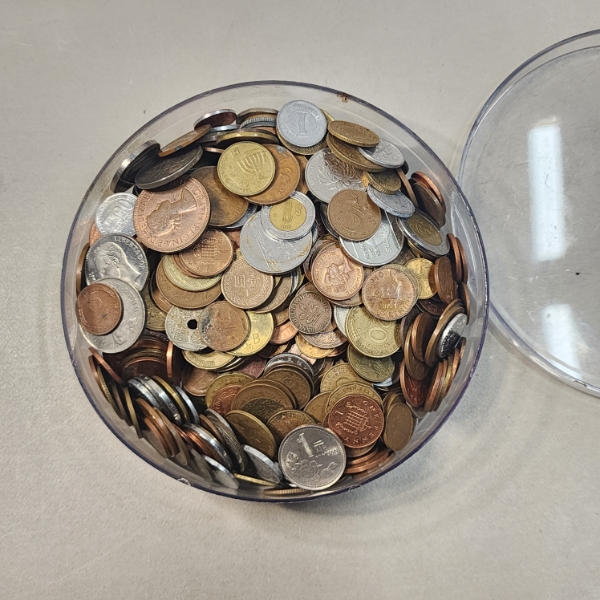 Large Container of Assorted World Coins - Huge Assortment - See Photos!! 