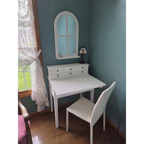 Louisville Home Pickup - 3 Pc Ensemble - Vanity - Chair & Mirror  Lamp Included  Excellent Condition