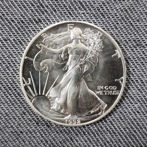 1992 United States 1 Oz .999 Fine Silver American Eagle Round ~ Mint Condition!
