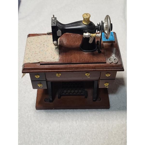 Vintage Collectible "Buttons & Bows" Sewing Machine Music Box