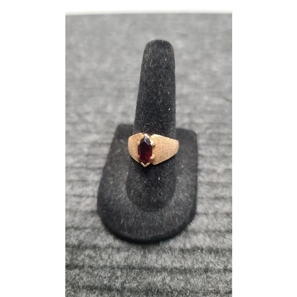10K Gold Ring With Beautiful Red Stone 4 Grams
