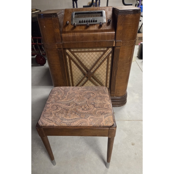 *Pick Up At Mantua Home-No Shipping Available* Amazing Vintage Firestone Air Chief Wood Table Radio 