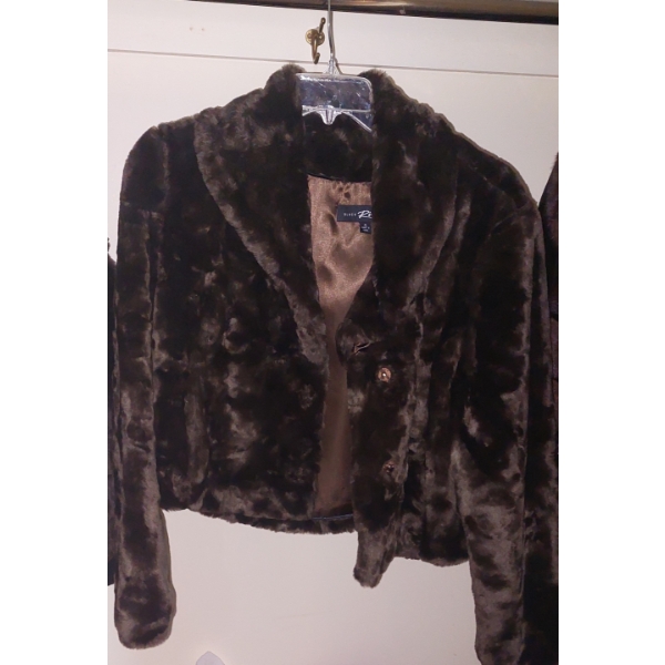 Ladies Short Length Fur Jacket Excellent Condition - Estimate Plus Size (1X)