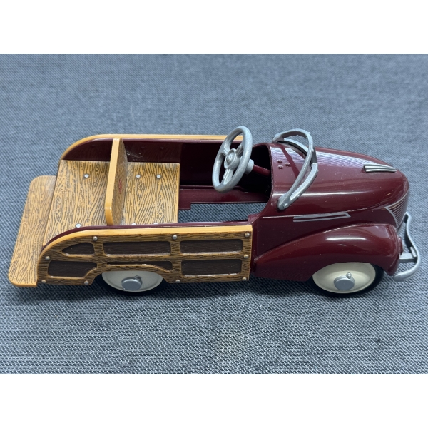 Hallmark "1939 Ford Station Wagon" (QHG9034) 8" Classic American Car - Mint Condition