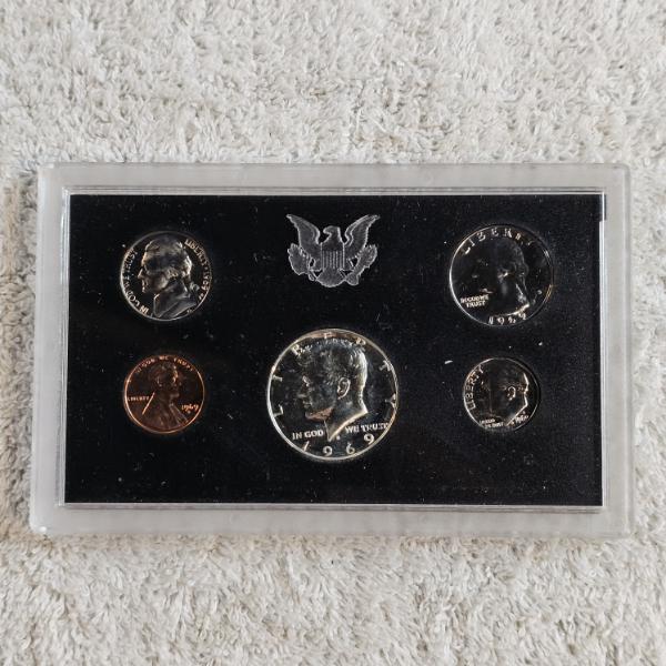 1969 United States Mint Proof Set ~ Features 40% Silver Half Dollar! ~  AFV $.91