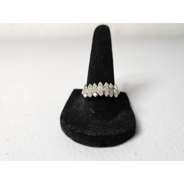 Gorgeous 10K White Gold Ring with Diamonds - Size 8 - TW: 3.0g