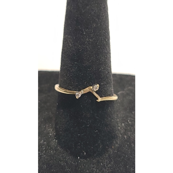14K Yellow Gold Plumb Asymmetric Anniversary Ring - Size 7 - Weight: 1.4g