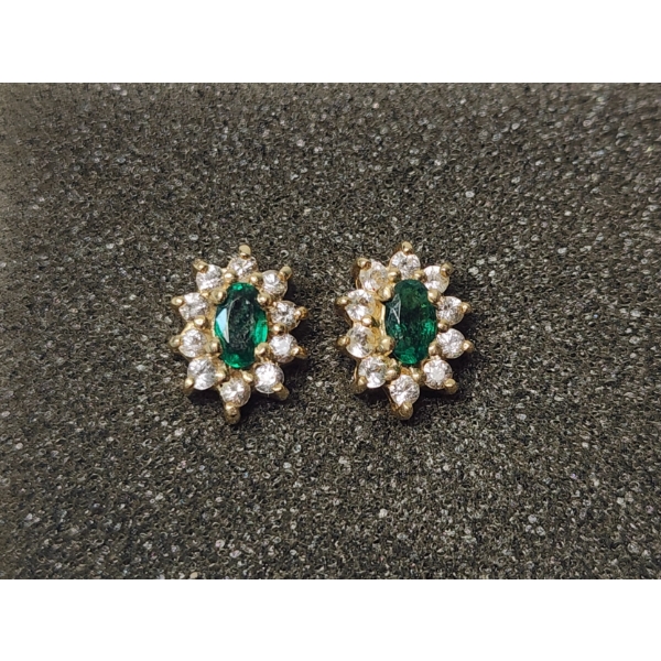 Stunning 10K Yellow Gold Emerald Stud Earrings TW: 1.8g