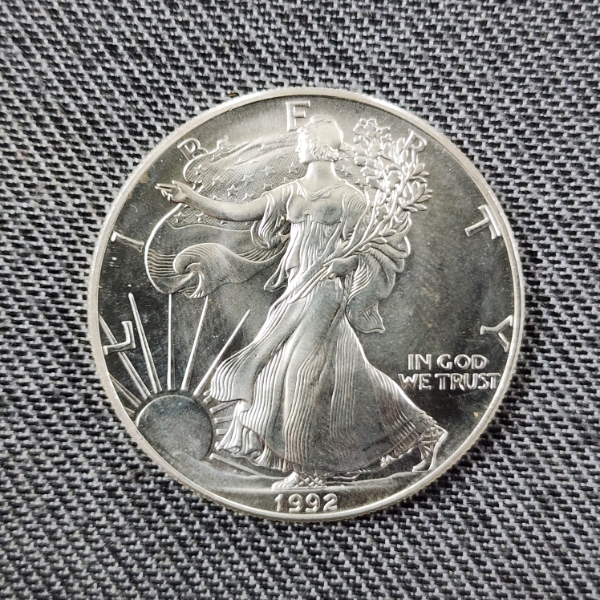 1992 United States 1 Oz .999 Fine Silver American Eagle Round ~ Mint Condition!