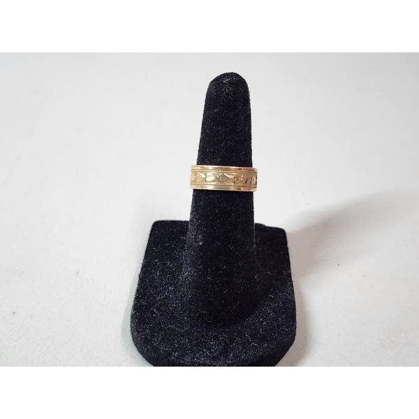 Gorgeous 14K Gold Ring with Heart Details - Size 4 - Total Weight 2.5g