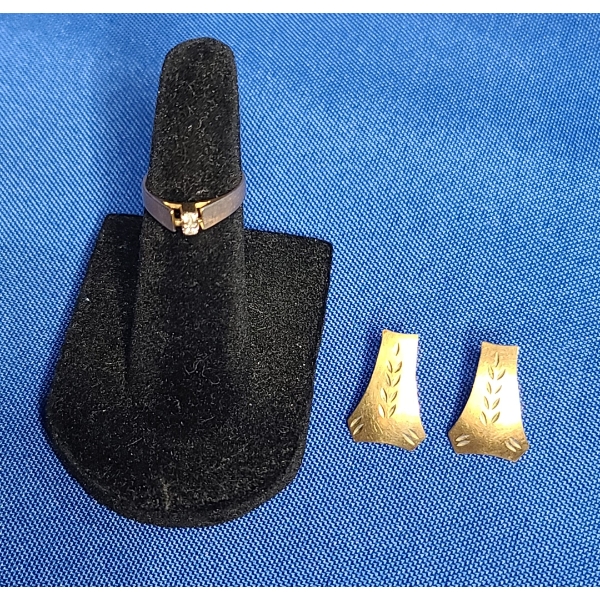 14K Gold Leaf Carved Stud Back Earrings & 14K Gold Ring With Diamonds - Size 3 - Total Weight: 2.6g