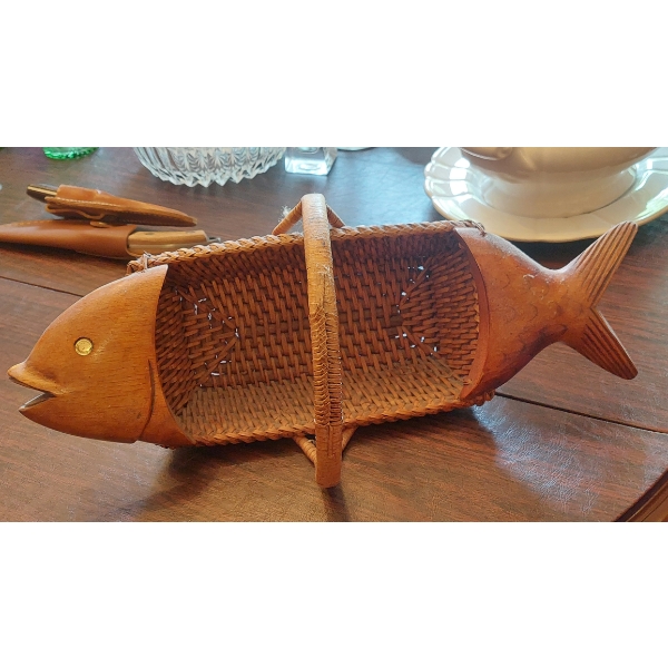 Very Unique Vintage Wood & Wicker hand Made Fish Basket - See Pics - 1" Long  Nice Condition RARE