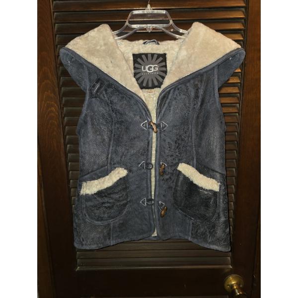 UGG Australia Size Medium Blue Leather Shearling Lined Vest Like New! Very Warm 