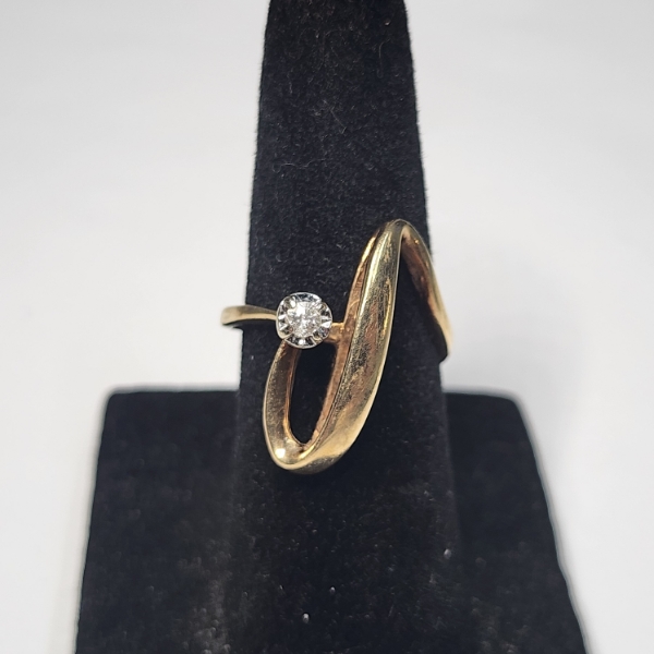 Stunning 10K Yellow Gold Ring with Diamond - Size 4.5 - TW: 2.9g