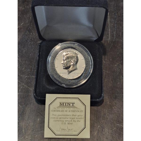 U.S. PROOF COINS - SUPERB 1981-D JOHN F KENNEDY REVERSE CAMEO PROOF HALF DOLLAR W / COA