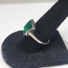 Image 2 : 10K White Gold Ring w/ Emerald-Color Stone - Size 7 - TW: 3.0g