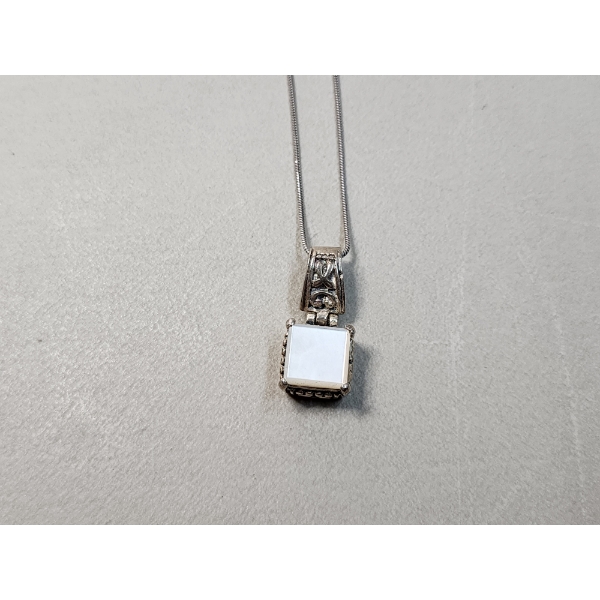 Sterling Silver Vintage Mother of Pearl 24in Necklace TW: 10.8g