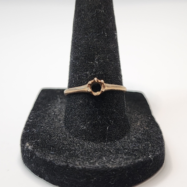 10K Yellow Gold Ring - Size 8 - Total Weight: 1.2g