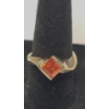 Image 2 : 14K Gold Ring With Princess-Cut Orange Stone & Clear Accent Stone - Size 7 - Weight: 5.1g