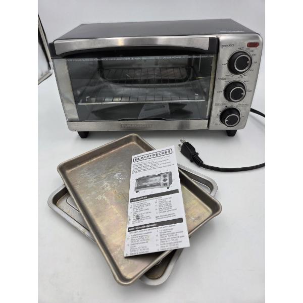 Great Condition Black + Decker Toaster Oven With Wire Rack, And Two Trays!