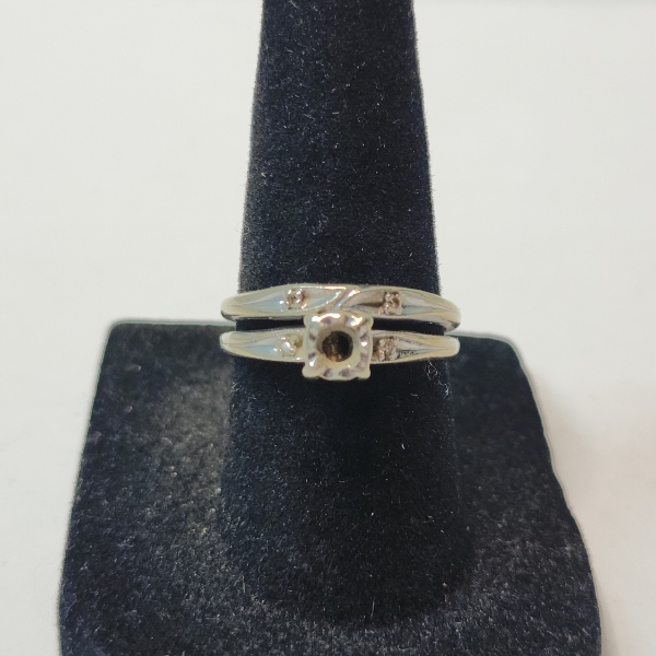 Beautiful 14K White Gold Ring - Size 6.5 - Total Weight: 3.5g